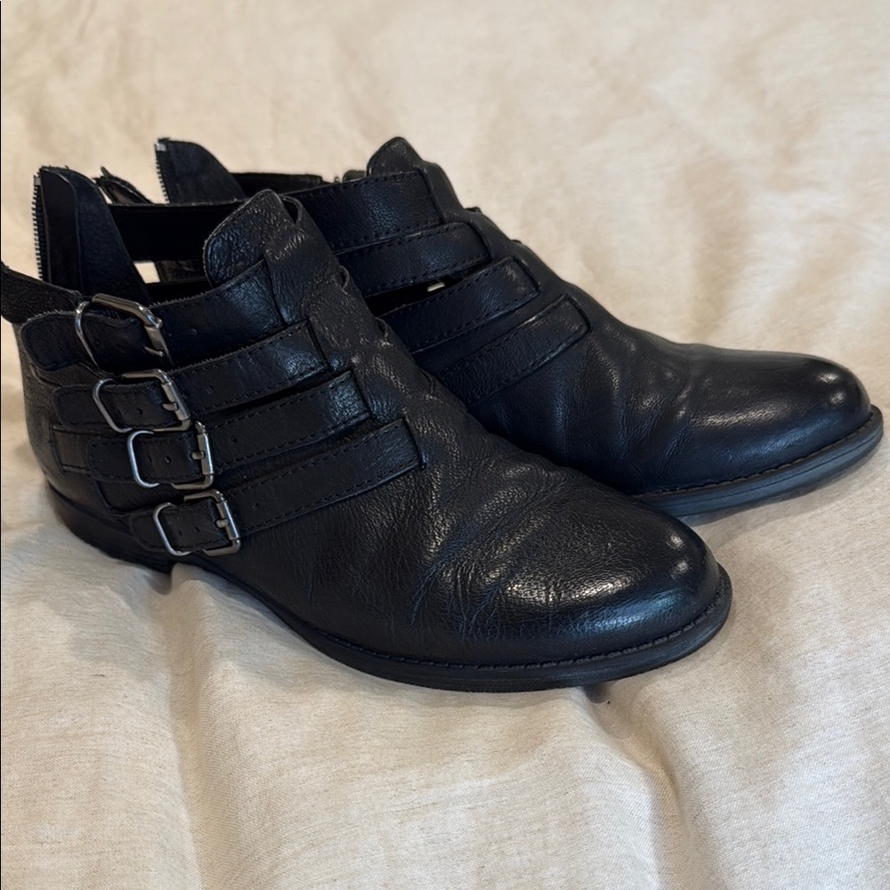 Bella Vita Black Leather Ankle Boots